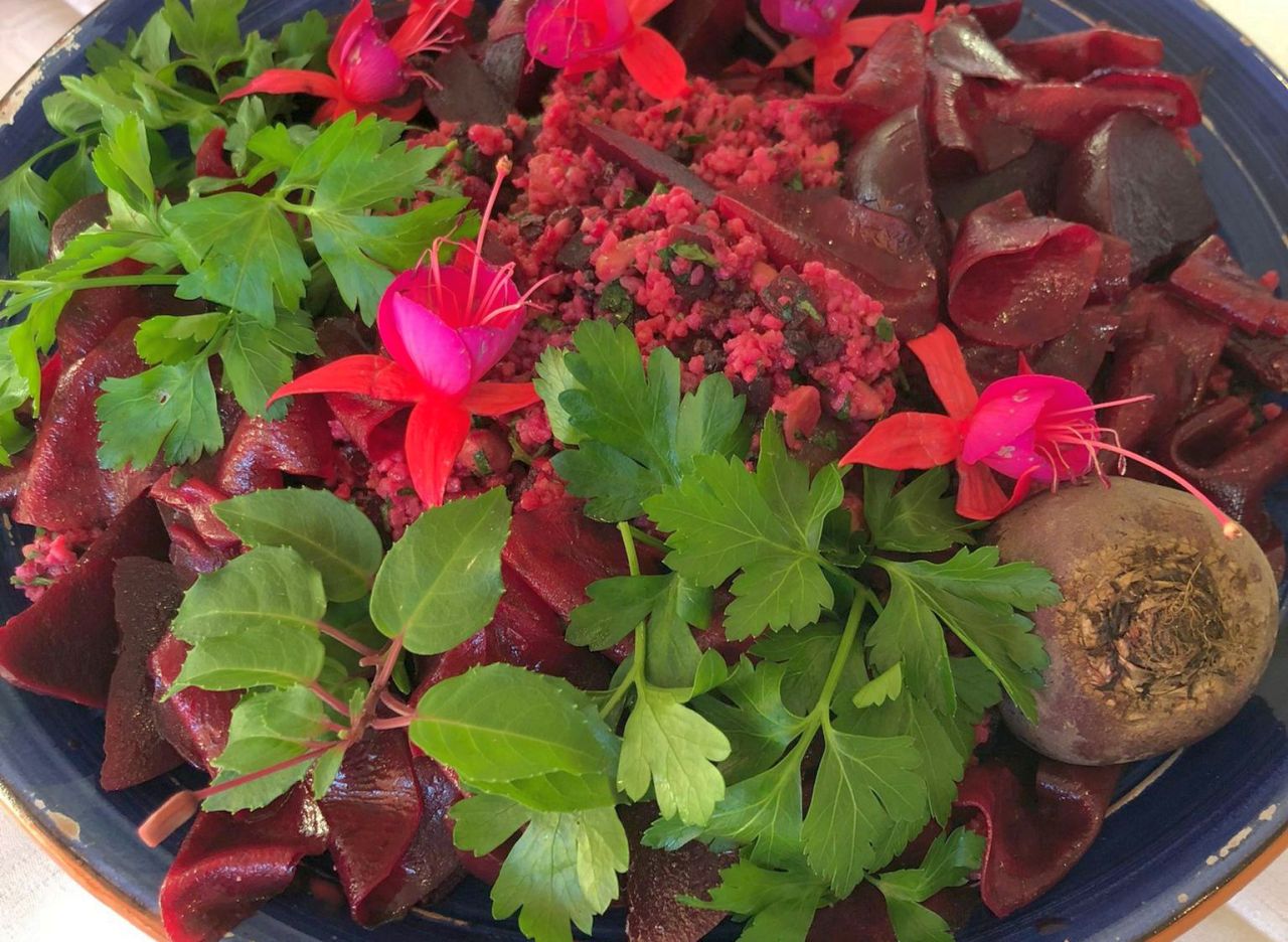 Herbstliches und vegetarisches Gericht im Catering: Tabouleh und Rote Bete