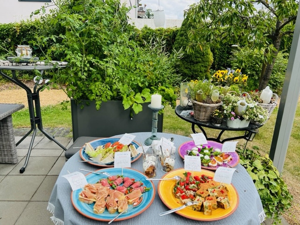 Menu Catering Kunz-Mahl Koeln aufgebaut bei zufriedenn Kunden