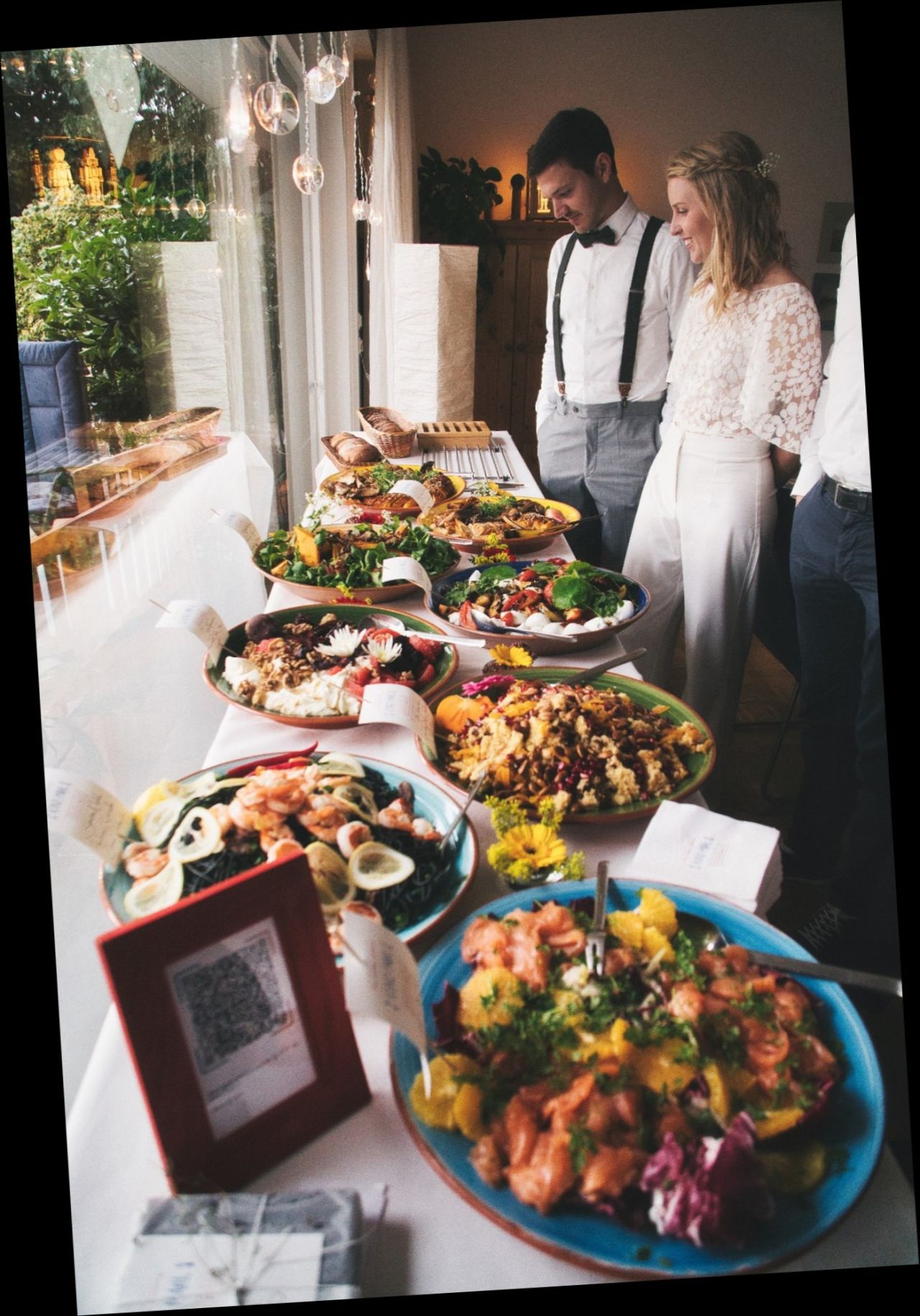 ein Highlight der Hochzeit: glueckliches Brautpaar mit strahlender Braut am Buffet von catering kunz-mahl