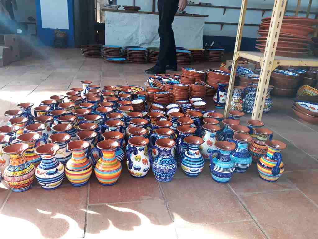 Bunte Kruege in Quims Toepferei im Alentejo