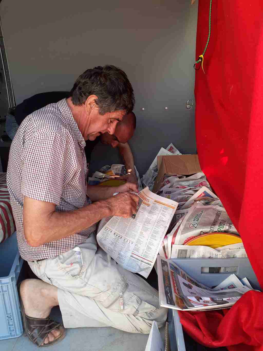 Der T&ouml;pfer belädt unser Auto mit den Platten für unser Catering für Event in Koeln Geburtstag Hochzeit Taufe Kommunion