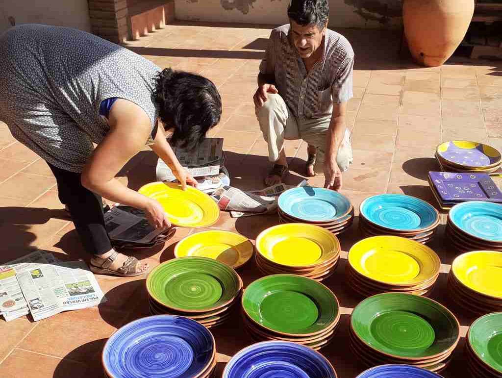 Bunte Platten für Catering Köln werden im Alentejo verpackt