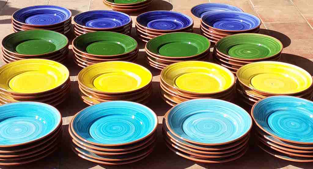 Platten in der portugiesischen Toepferei