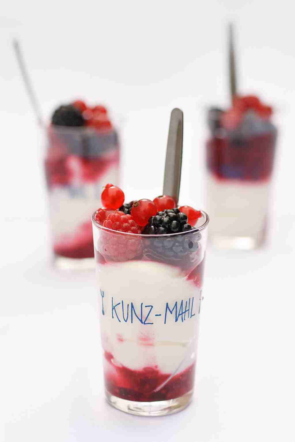 Beerenjoghurt im Glas Fingerfood vegetarisch von Catering f&uuml;r Event in Koeln Geburtstag Hochzeit Taufe Kommunion Vernissage Eroeffnung
