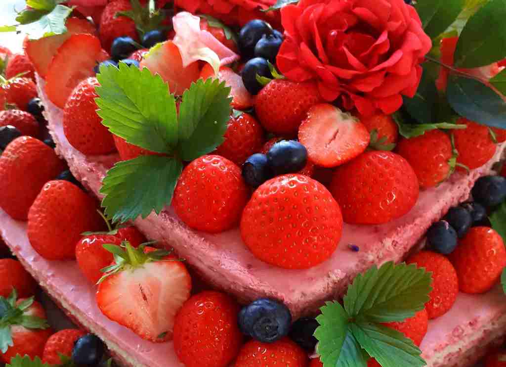 So lange Corona und COVID sich in unser Leben mischt, liefert Catering Kunz-Mahl leckere Menues nach Hause in K&ouml;ln und Umgebung ab zwei Personen auch vegetarisch, hier Erdbeertorte