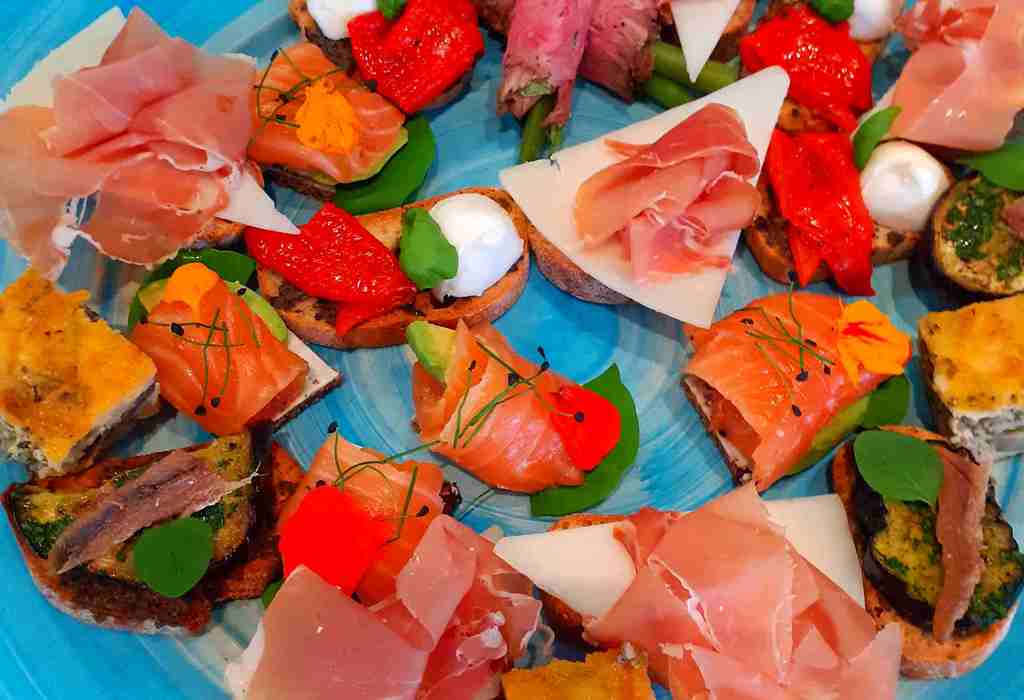 Sortiment Fingerfood vegetarisch und  carnivor f&uuml;r Fleischesser von Catering f&uuml;r Event in Koeln Meeting Workshop Besprechung Geburtstag Hochzeit Taufe Kommunion Vernissage Eroeffnung