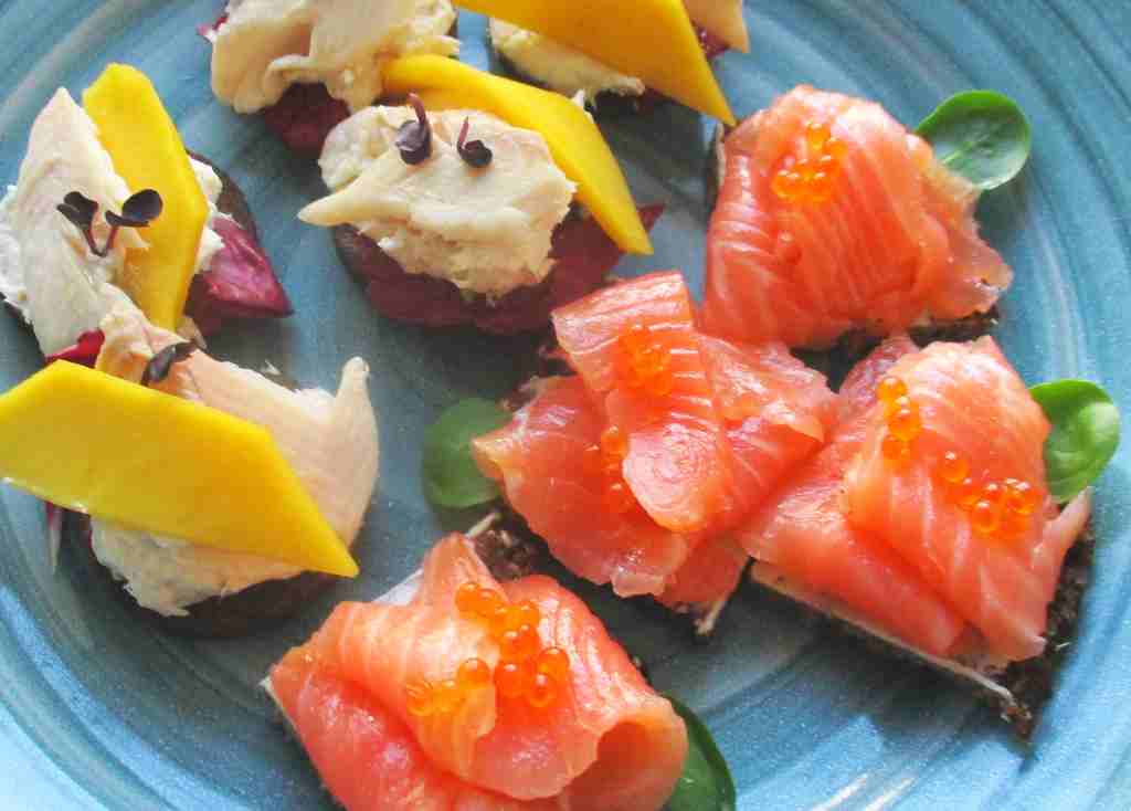 Fingerfood mit Lachs forellenmousse  von Catering  in Koeln Geburtstag Hochzeit Taufe Kommunion Vernissage Eroeffnung