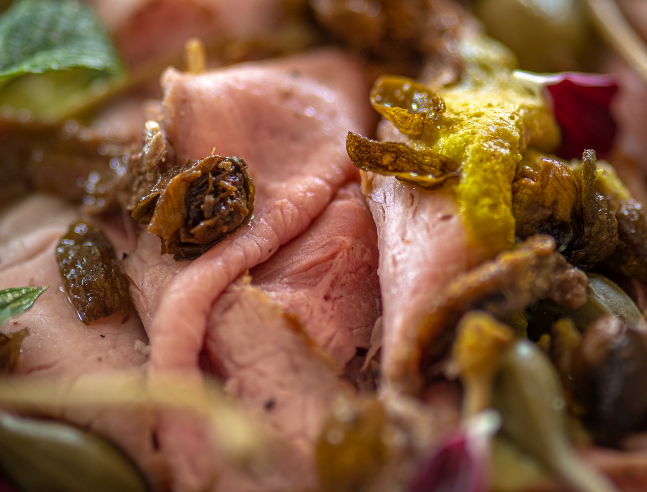 rosa gegartes Kalb mit frittierten Kapern