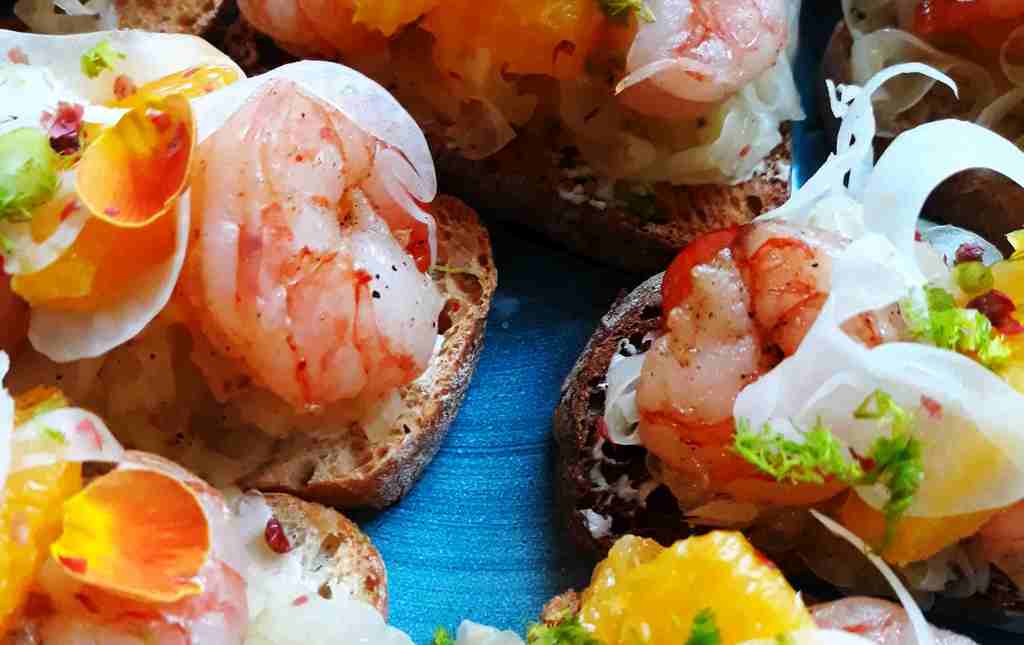 Crostini mit Scampi und Orangensalat