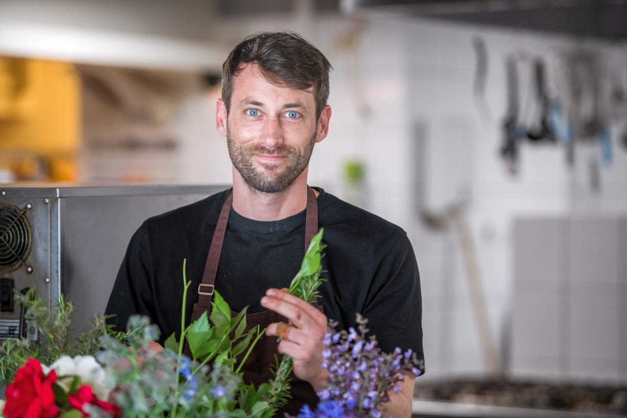 Catering Kunz-Mahl Köln Koch freut sich über die frischen Kräuter
